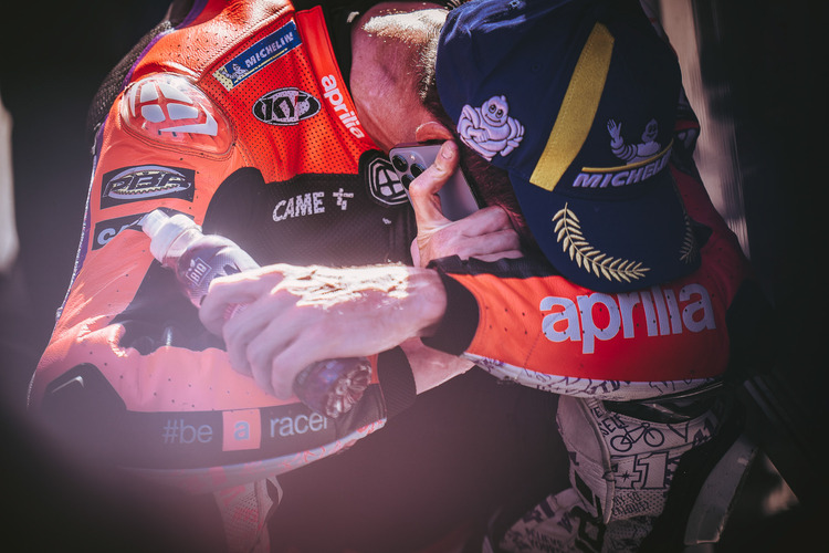 5. Aleix und Aprilia im siebten Himmel: Der historische erste Aprilia-Sieg in der MotoGP. Aleix am Handy beim Telefonieren mit seiner Familie. Emotionen pur in Argentinien