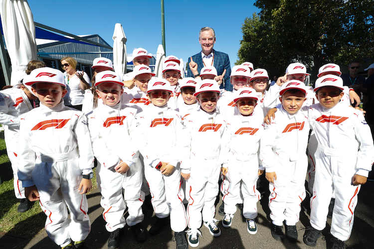 Sean Bratches in Melbourne mit den Grid-Kids