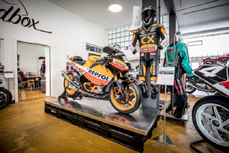 Sieht man auch nciht alle Tage: Rennmotorrad von Marc Marquez im Showroom von Speedbox