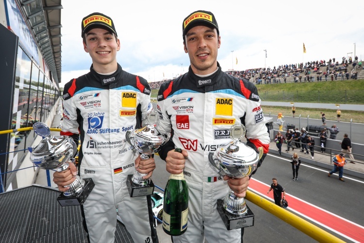 Triumph beim ersten Saisonrennen der ADAC GT4 Germany: Marius Zug (li.) und Gabriele Piana
