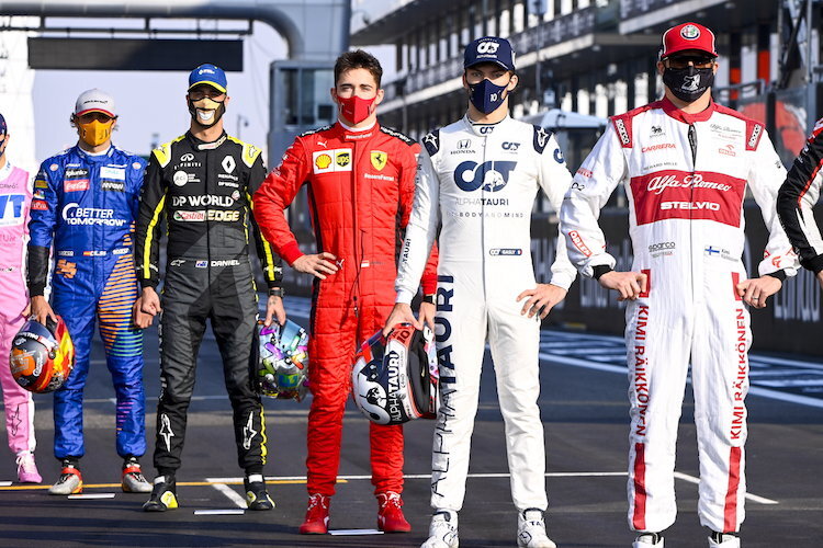 Kimi Räikkönen (vorne rechts) geht als 41-Jähriger in die Formel-1-Saison 2021