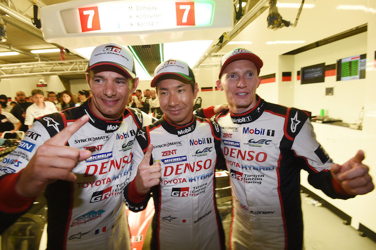 Kamui Kobayashi (Mitte) lässt sich nach seiner tollen Pole-Position in Le Mans feiern