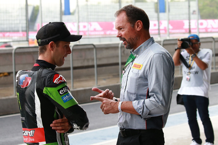 Jonathan Rea (li.) mit Pirelli-Rennchef Giorgio Barbier
