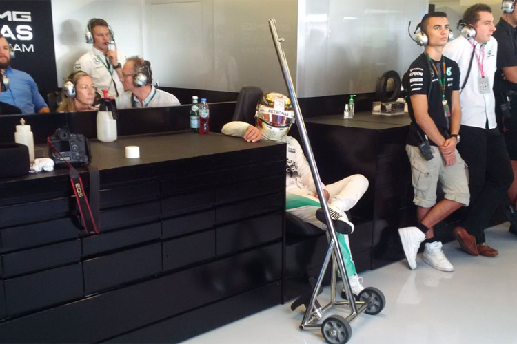 Ungewöhnliches Bild: Lewis Hamilton während sein Auto umgebaut wird
