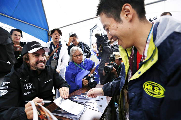 Fernando Alonso in Suzuka bei der Autogrammstunde
