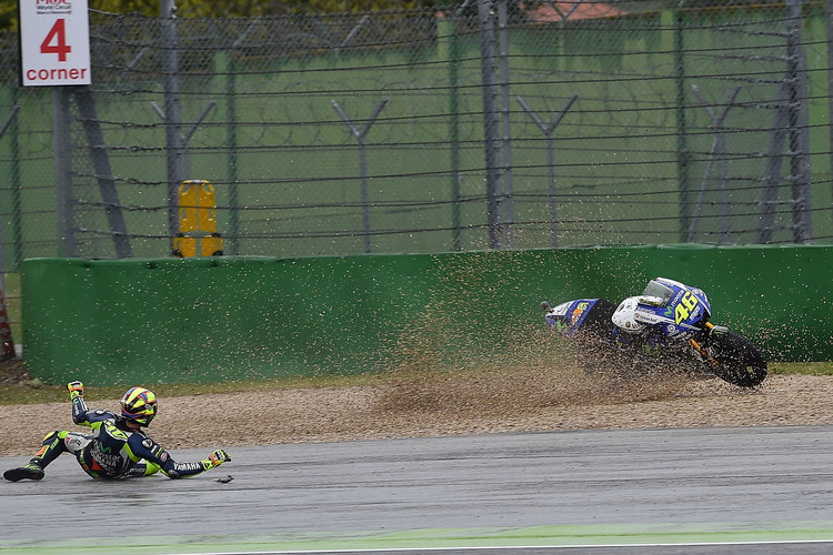 Rossi rutschte beim Anbremsen in FP1 über das Vorderrad weg