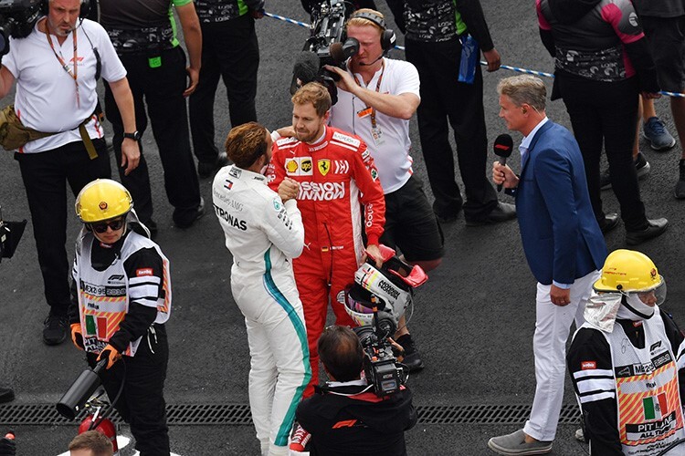 Sebastian Vettel gratuliert Lewis Hamilton in Mexiko zum fünften Titel