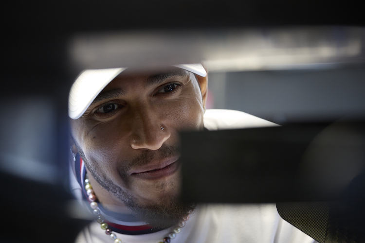 Lewis Hamilton hat die Heckflügel-Endplatte, die versteigert wird, signiert