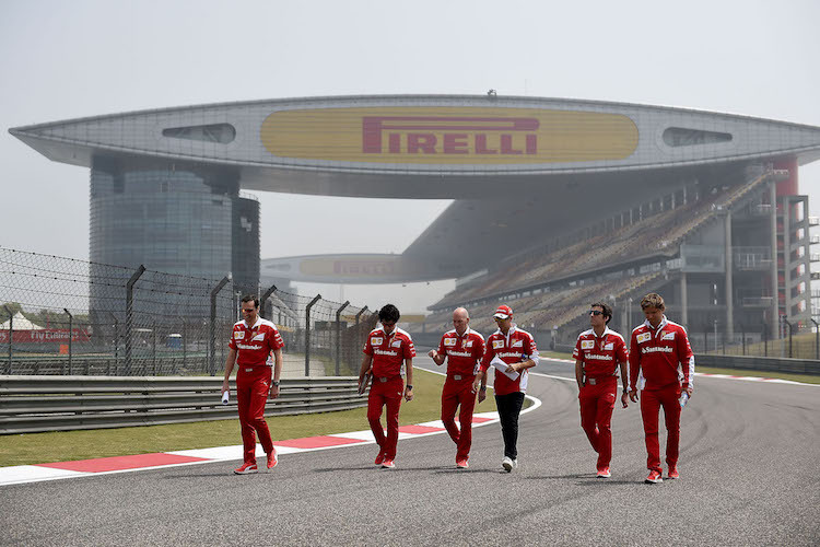 Sebastian Vettel und seine Truppe in Shanghai: Alles ist ein wenig grösser