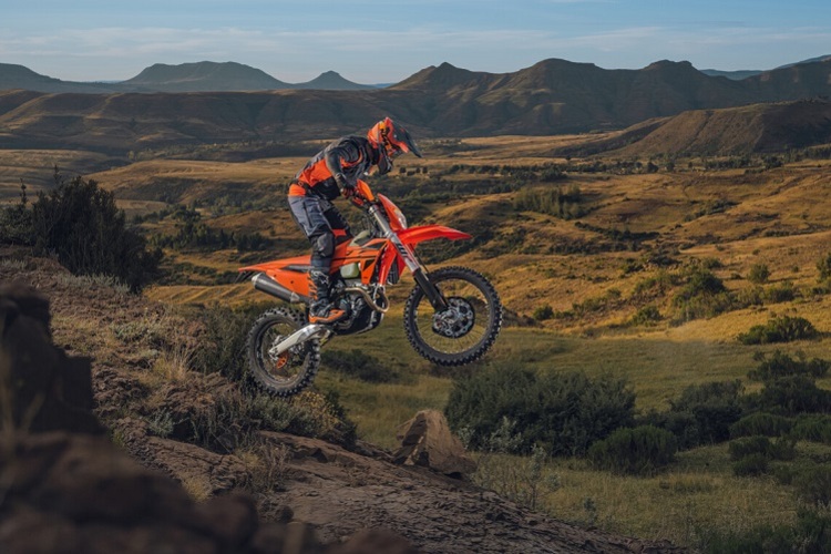 Nach der umfassenden Überarbeitung auf den 24er Jahrgang gibts an der Enduropalette von KTM auf 2025 einige Detailverbesserungen