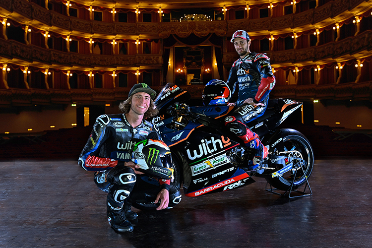 Imposante Kulisse im Operhaus «Teatro Filarmonico» in Verona: Dovizioso und Binder mit einem Yamaha-Bike des WithU-Teams