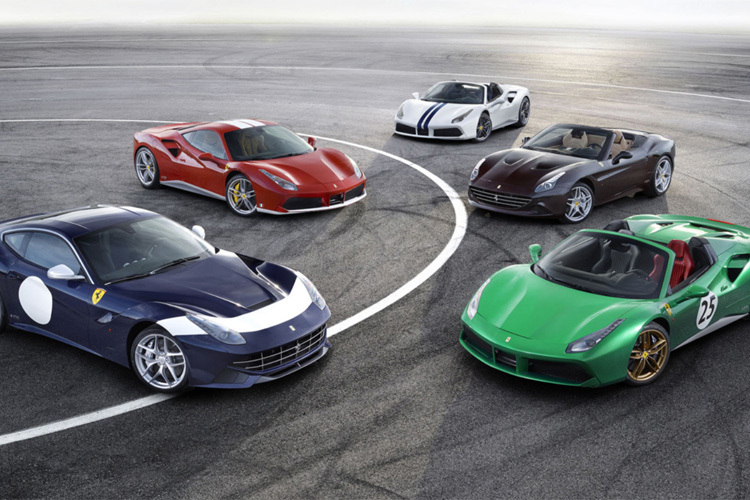 Gruppenfoto der Sondermodelle zum 70. Geburtstag von Ferrari