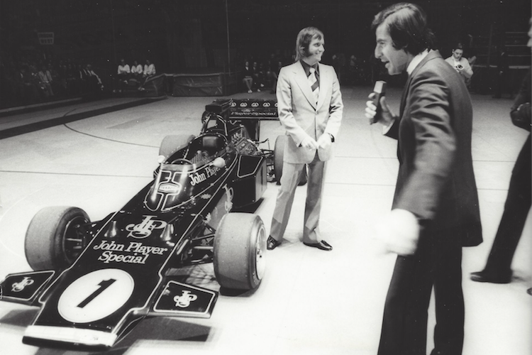 Gefeierter Stargast: Fittipaldi und sein WM-Lotus 72 beim Kölner Sportpressefest mit ARD-Moderator Werner Zimmer 