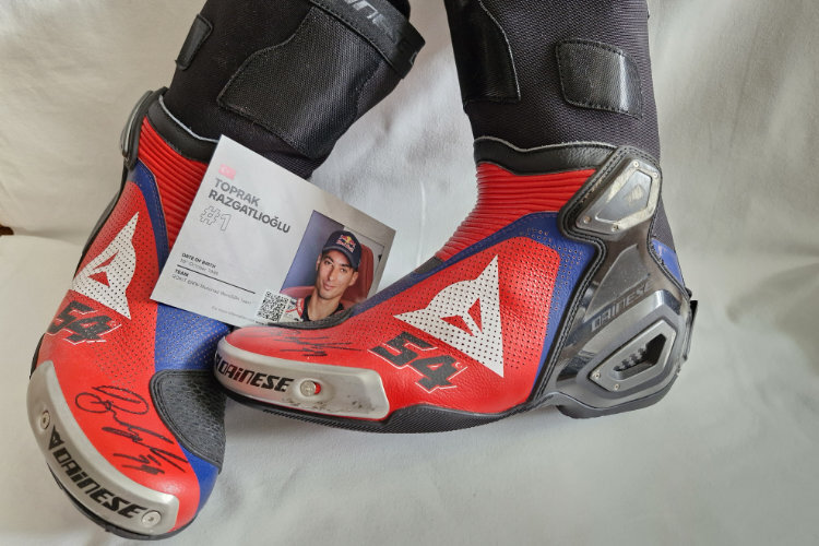 Zu-gewinnen-Signierte-Dainese-Stiefel-von-Toprak