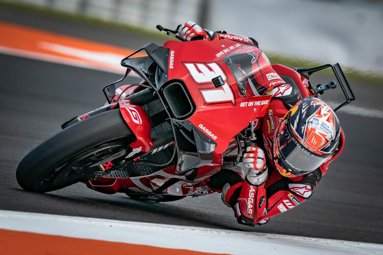 «Vorzeichen»: Moto2-Weltmeister Pedro Acosta ließ es beim ersten MotoGP-Wintertest in Valencia schon ordentlich krachen. Man konnte es mit bloßem Auge sehen. Da werden sich wohl einige warm anziehen müssen