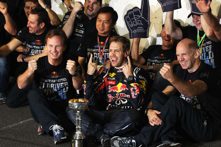 Christian Horner, Sebastian Vettel und Adrian Newey feiern einen WM-Titel