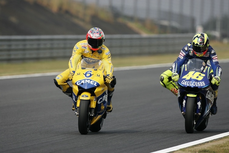 Glorreicher Tag für Japan. Makoto Tamada (auf Honda) schlägt Valentino Rossi beim Motegi-GP. Das war vor 20 Jahren