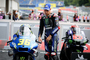 MotoGP-WM-Leader Fabio Quartararo wirft einen prüfenden Blick auf die Suzuki GSX-RR von Joan Mir