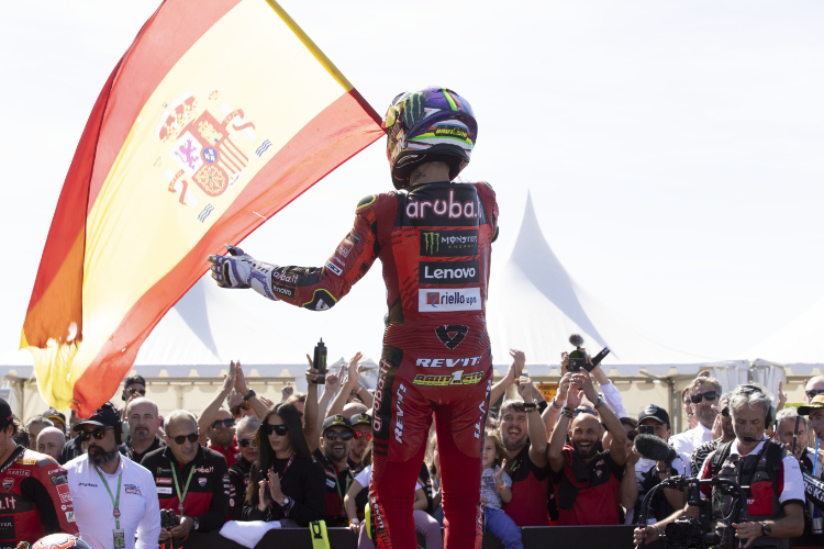 Alvaro Bautista célébré pour et avec les supporters espagnols