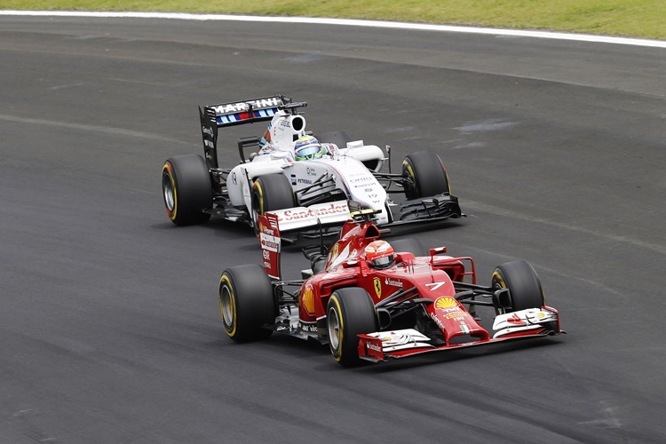 Kimi Räikkönen vor Felipe Massa