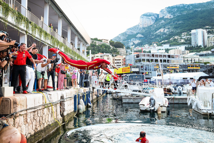 Charles Leclerc springt nach seinem Monaco-Sieg ins Hafenbecken, Fred Vasseur schwimmt bereits