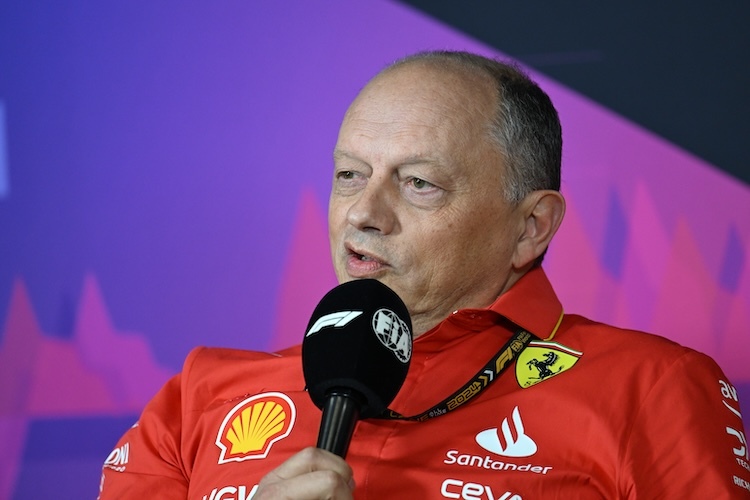 Ferrari-Teamchef Fred Vasseur sagt über die Arbeit an der Boxenmauer: «Alles bewegt sich in die gleiche Richtung und läuft reibungslos ab»