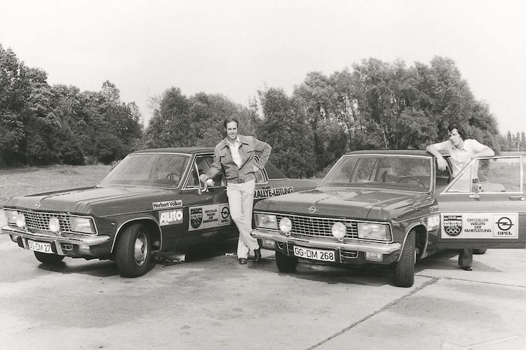 Herbert Völker und Rainer Braun mit ihren Opel Diplomat-Dienstwagen
