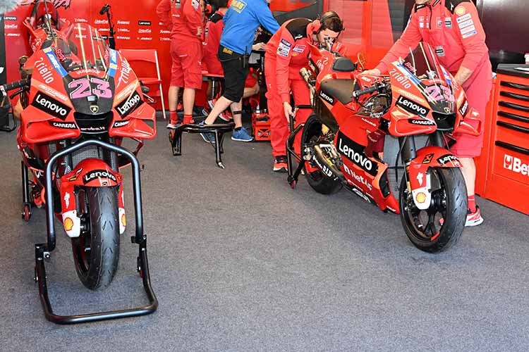 Die beiden Ducati-Bikes von Bastainini mit der Nummer 23