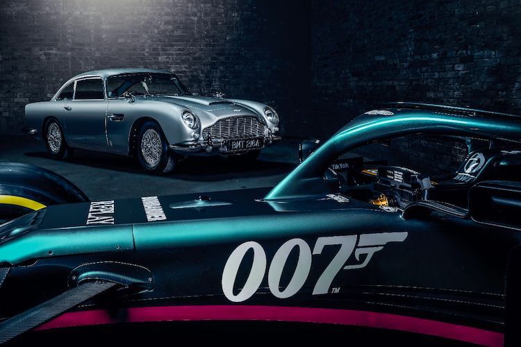 007-Werbung auf dem Formel-1-Aston Martin, hinten der legendäre DB5