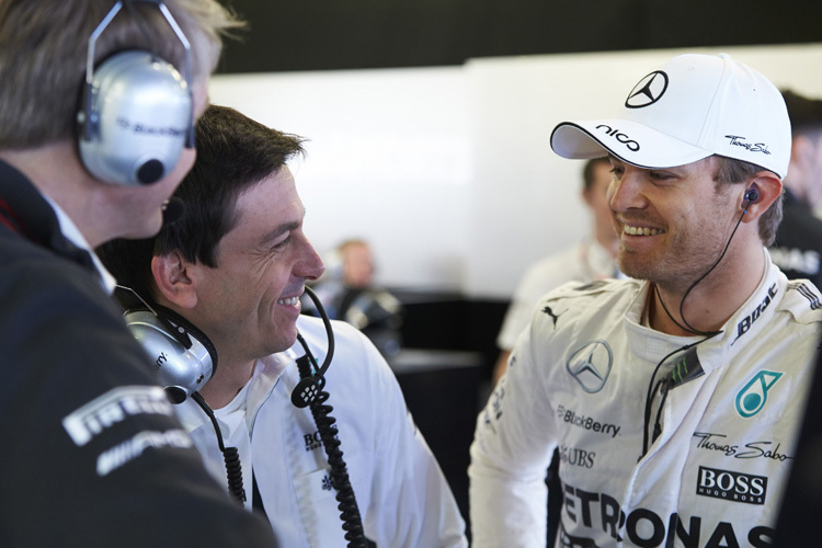 Teamchef Toto Wolff (Mitte) mit Nico Rosberg