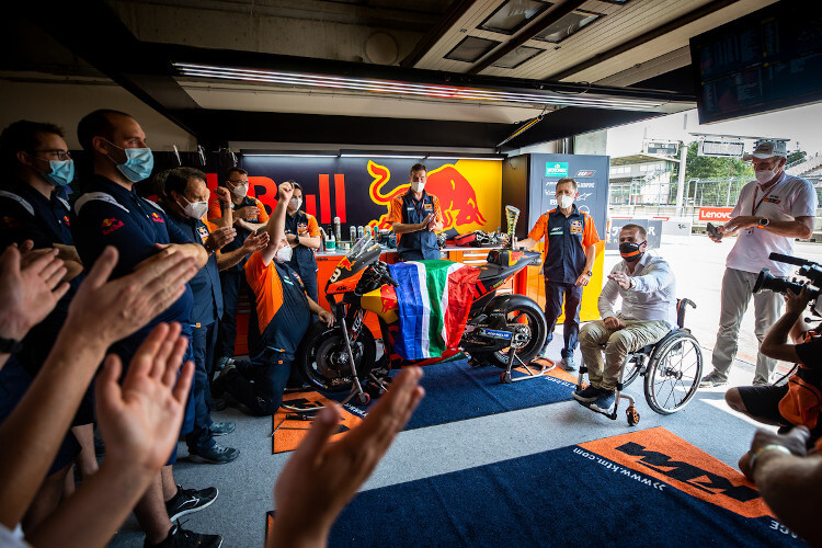 Das Red Bull-KTM-Werksteam jubelte in Brünn über den ersten MotoGP-Sieg durch den Südafrikaner Brad Binder