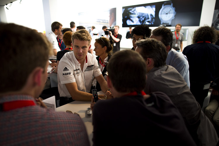Nicht nur die Presse interessiert sich für Nico Hülkenbergs Le Mans-Einsatz, auch die Formel-1-Kollegen zeigten sich neugierig
