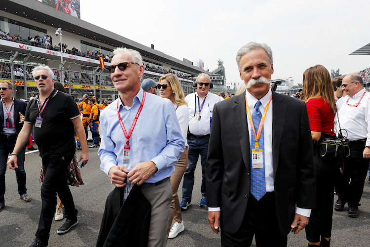 Liberty-Media-CEO Greg Maffei (hellblaues Hemd) und Formel-1-CEO Chase Carey (mit Schnauzbart)