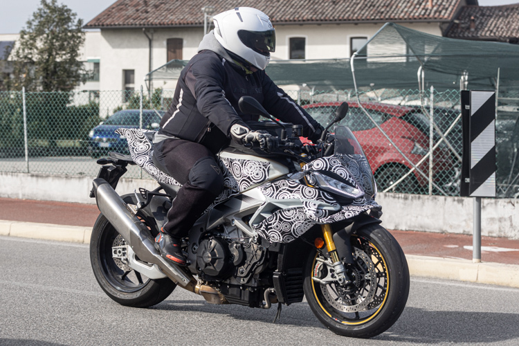 Naked-Bike mit Aero-Paket: Erprobungsmotorrad der kommenden Aprilia Tuono V4