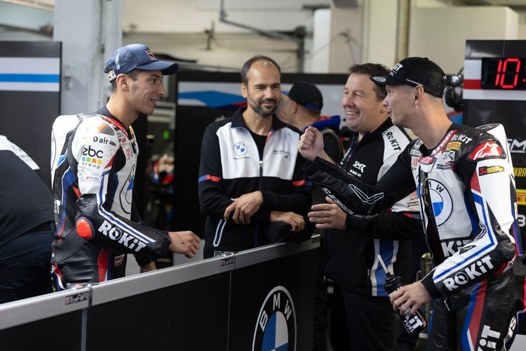 Toprak Razgatlioglu und Michael van der Mark testen in Aragon neues Material von BMW