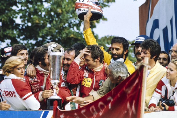 Monza 1975: Emerson Fittipaldi (vom Pokal leicht verdeckt), Sieger Clay Regazzoni und Weltmeister Niki Lauda