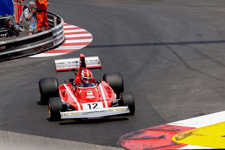 Charles Leclerc im 1974er Ferrari von Niki Lauda
