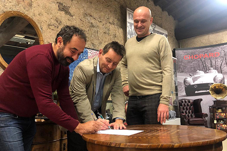 Bruno Sandrini (SH-Group) und Attila Nagy (Alpe Adria Motorcycle Union) unterzeichnen Kontrakt