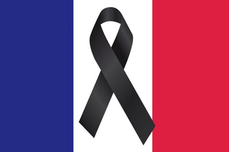 Für die Opfer der Terror-Anschläge wird eine spezielle Flagge eingeblendet