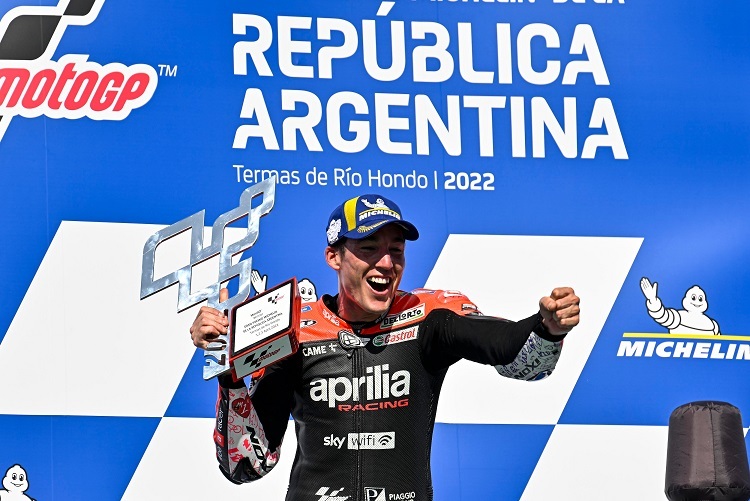 Italienischer Triumph: Der Spanier Aleix Espargaro gewinnt auf Aprilia, bestückt mit einer Benzineinspritzung von Dell'Orto