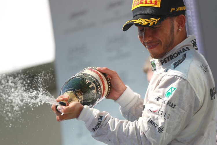 Champagnerdusche vom Erstplatzierten Lewis Hamilton