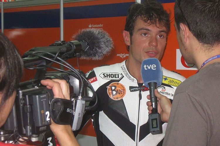 Roberto Rolfo wird vom spanischen Fernsehen interviewt.
