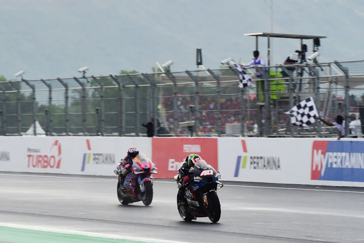 Enea Bastianini finishes behind Darryn Binder