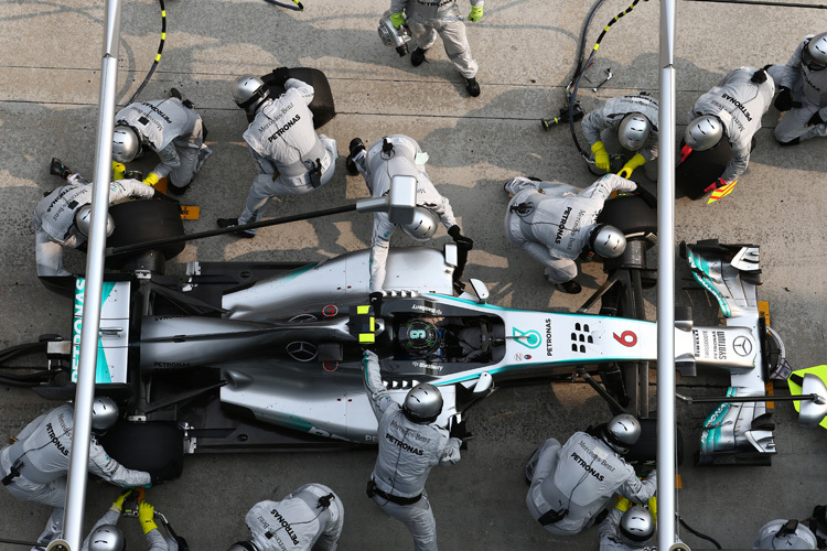 Nico Rosberg bei einem Boxenhalt in Malaysia