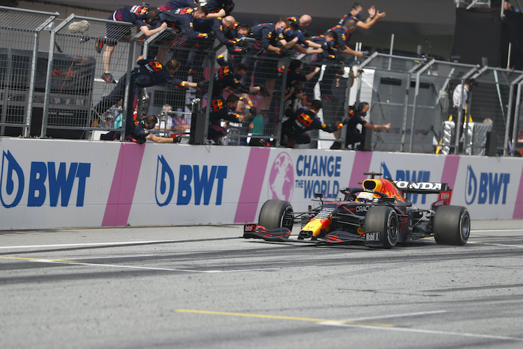 Die Red Bull Racing-Mechaniker feiern Max Verstappen