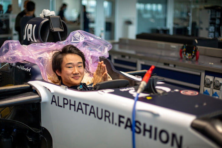 Yuki Tsunoda bei der Sitzprobe im Rennwagenwerk von AlphaTauri