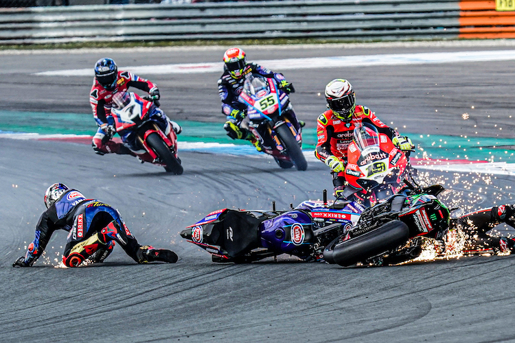 Crash von Razgatlioglu und Rea in Assen