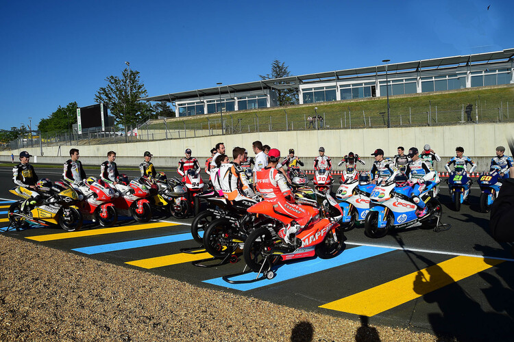 Fotosession in Le Mans: 14 Moto2-Bikes und sieben in der Moto3, Forward fehlte gestern noch...