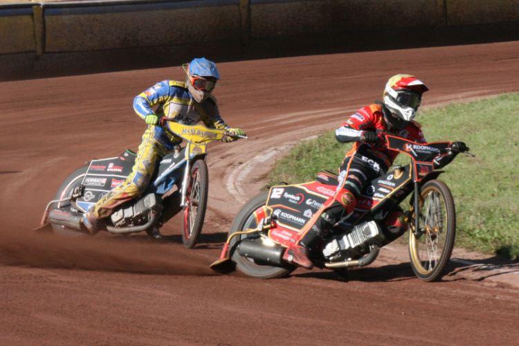 Lukas Fienhage (Cloppenburg) vor Valentin Grobauer (Olching)