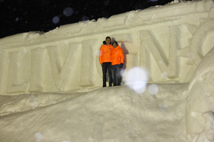Loris Baz mit seinem Teamkollegen Stefan Bradl vor der Eiswand in Livigno